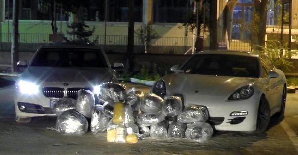 Adana'da lüks otomobillerden 107 kilo esrar çıktı
