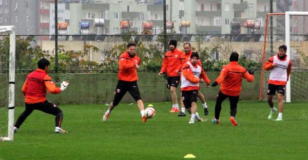Adanaspor lider Kayserispor'la oynuyor
