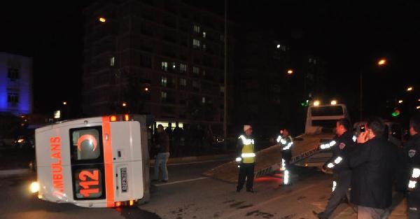 Adıyaman'da ambulans ile hafif ticari araç çarpıştı: 7 yaralı