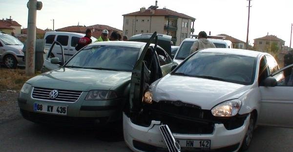 Aksaray'da Polisin 'dur' İhtarina Uymadı 2 Otomobile Çarpti