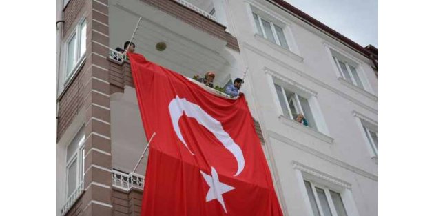 Aksaray'da Şehit Polis memurunun evine dev Türk bayrağı asıldı