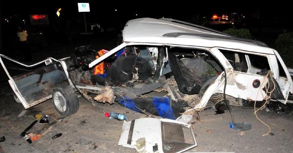 Alanya'da 2 otomobil çarpıştı: 1 ölü, 2 yaralı