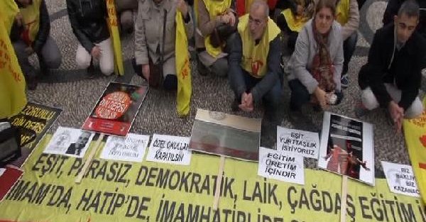 Alevilerden Kadıköy'de Oturma Eylemi...