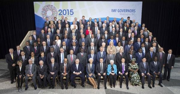 Ali Babacan, IMF Yönetim Kurulu toplantısı öncesinde aile fotoğrafı çekimine katıldı