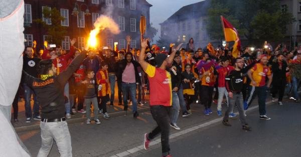 Almanya'da Galatasaray taraftarları sokaklara döküldü