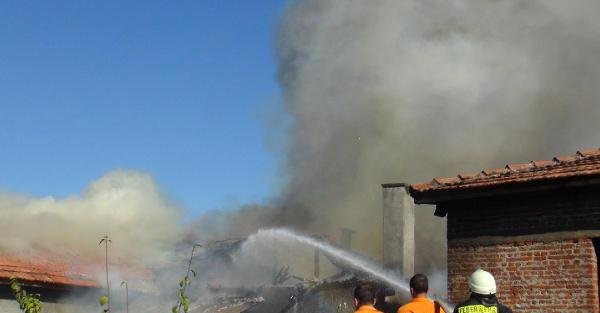 Altı Saman Deposu Olan İki Katlı Evde Yangın