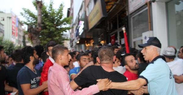 Amasya'da HDP il binasına saldırı: Polis güçlükle engelledi..