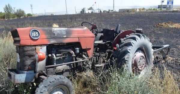 Anız yakarken traktörünü, çevredeki tarlaları yaktı, ağır yaralandı
