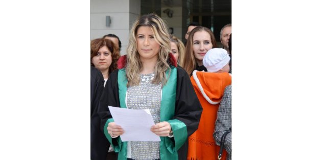 Antalya'da 50 kadın avukat adliye önünde açıklama yaptı