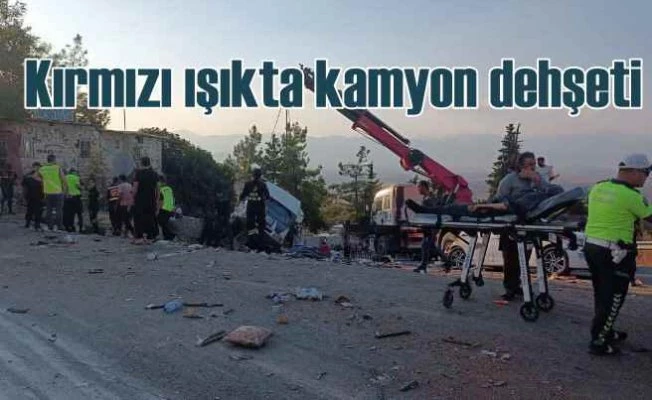 Kırmızı ışıkta bekleyen servis araçlarına kamyon çarptı, 5 ölü