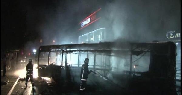 Ataşehir'de özel halk otobüsü yakıldı