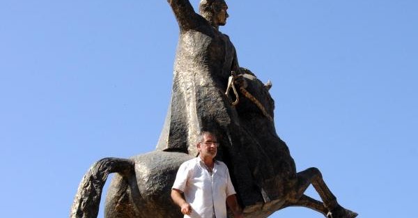 Atatürk heykeline çıkıp, terörü protesto etti