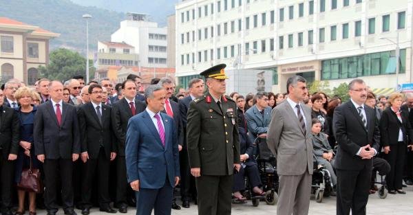 Ata'yı Anma Töreninde Chp'li Vekilden Vali'ye Yırca Protestosu