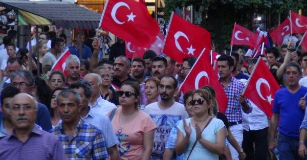Aydın'da 3 bin kişi terörü lanetledi
