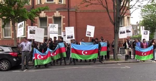 Azeriler Londra'daki Ermenistan elçiliği önünde gösteri düzenledi
