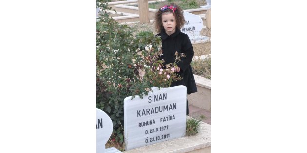Azra Bebek, Van Depreminin 3'üncü Yılında Babasının Mezarında