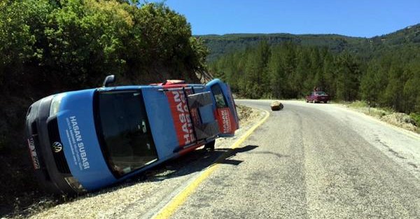 Bağımsız adayın seçim minibüsüne kaya parçası çarptı: 1 ölü, 4 yaralı
