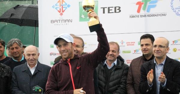 Bakan Şimşek'ten tenis şampiyonu İsrailli Dudi Sela'ya kupa
