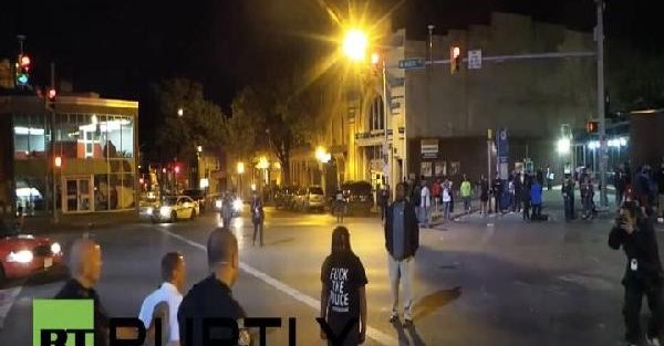 Baltimore polisinden protestocu gence sert müdahale
