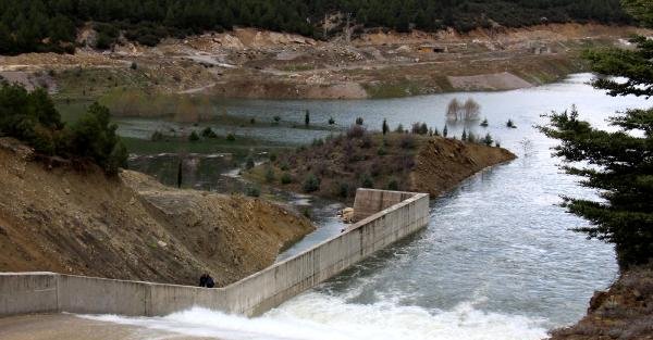 Baraj taştı, tarım arazilerini su bastı