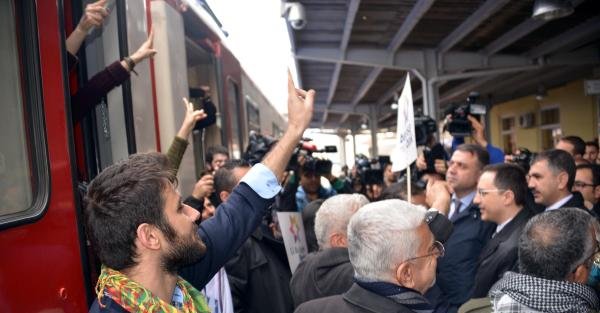 Barış Treni Diyarbakır'da halaylarla karşılandı