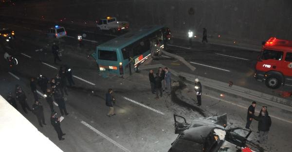 Eskişehir'de kaz, Bariyer, Otobüsün Orta Kapısından Girdi: 4 Yaralı
