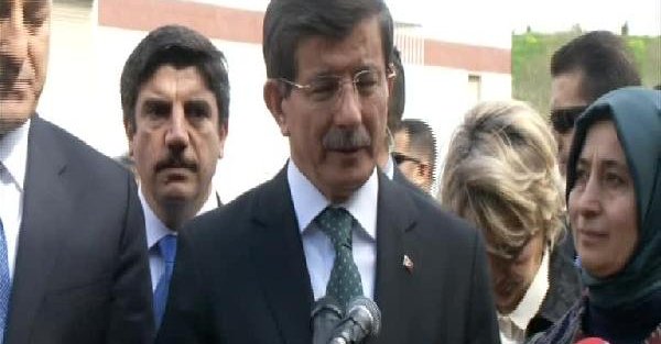 Başbakan Davutoğlu Portekiz'de şehit diplomatlar anıtına çelenk bıraktı