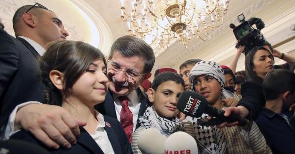 Başbakan Davutoğlu'nun korumalığını 11 yaşındaki Ece yaptı / fotoğraflar