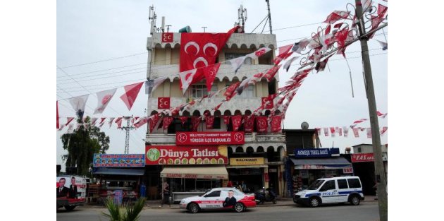 Adana Yüreğir'de Bayrak Gerginliği
