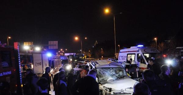 Bayrampaşa'da zincirleme trafik kazası: 1'i ağır, 4 yaralı