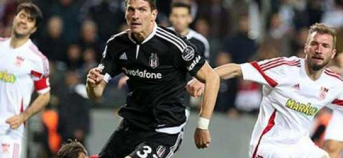 Beşiktaş Skenderbeu'yu Cenk Tosun ile devirdi