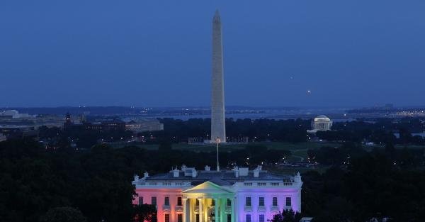 Beyaz Saray gökkuşağı renklerine büründü