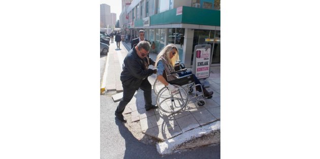Beylikdüzü Belediye Başkanının Eşi Dilek İmamoğlu, Tekerlekli Sandalye İle Beylikdüzü'nü Gezdi