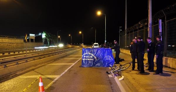 Zeytinburnu yolunda feci kaza, bisikletli sürücü TIR altında kaldı