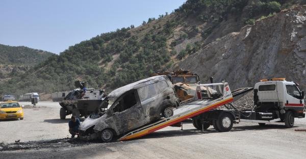 Bitlis’te PKK'lıların yaktığı araçlar yoldan kaldırıldı