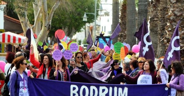 Bodrum'da kadınlardan şiddete yürüyüşlü tepki