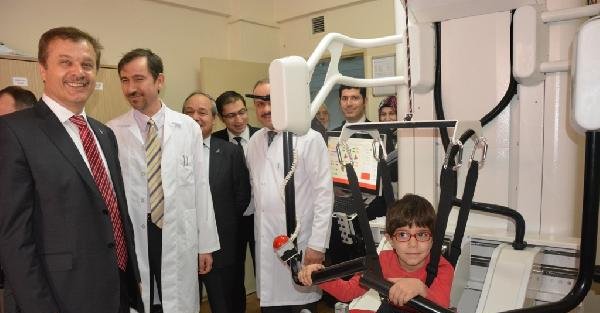 Bu robot yürüyemeyen çocuklara umut olacak