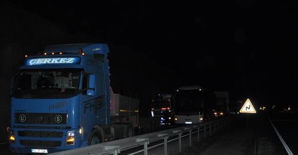 Bursa-Ankara yolu heyelan nedeniyle 2 saat ulaşıma kapandı
