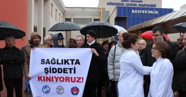 Bursa'da, saldırıYa uğrayan doktora meslektaşlarından destek