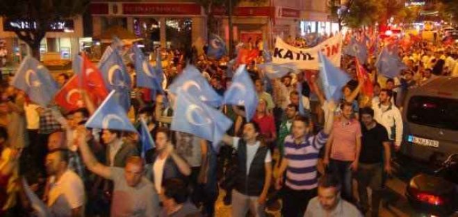 Bursasporlu taraftarlar Uygur Türkleri için yürüdü