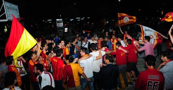 Çanakkale'de Galatasaraylılar şampiyonluğu kutladı