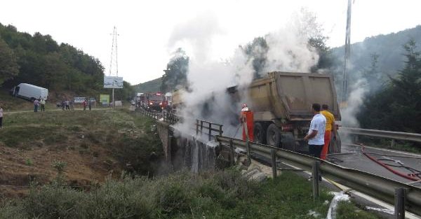 Beykoz'da harfiyat kamyonları çarpıştı