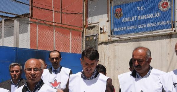 Cezaevi önünde hasta mahkumlarla ilgili basın açıklaması