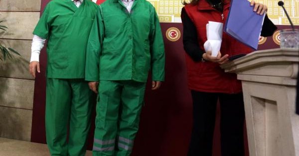 CHP'li milletvekilleri destek için hastane personeli kıyafeti giydiler