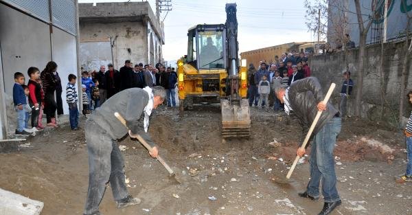 Cizre'de mahallelere kazılan hendekler kapatılmaya başlandı