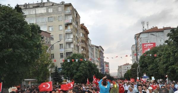 Çorum'da 100 kişilik grup HDP İl binasını taşladı