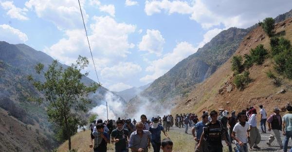Çukurca'da, sınırda 'güvenlik yolu' protestosunda olay çıktı