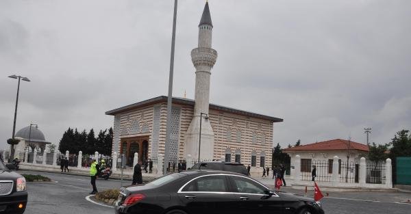 Cumhurbaşkanı Erdoğan cuma namazını Hazerfan Ahmet Çelebi Camii'nde kıldı