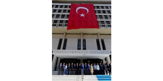 Davutoğlu, İzmir'de Başbakanlık Ofisi'ni açtı (3)