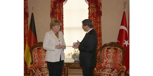 Davutoğlu ve Merkel Türkiye-AB Zirvesini görüştü